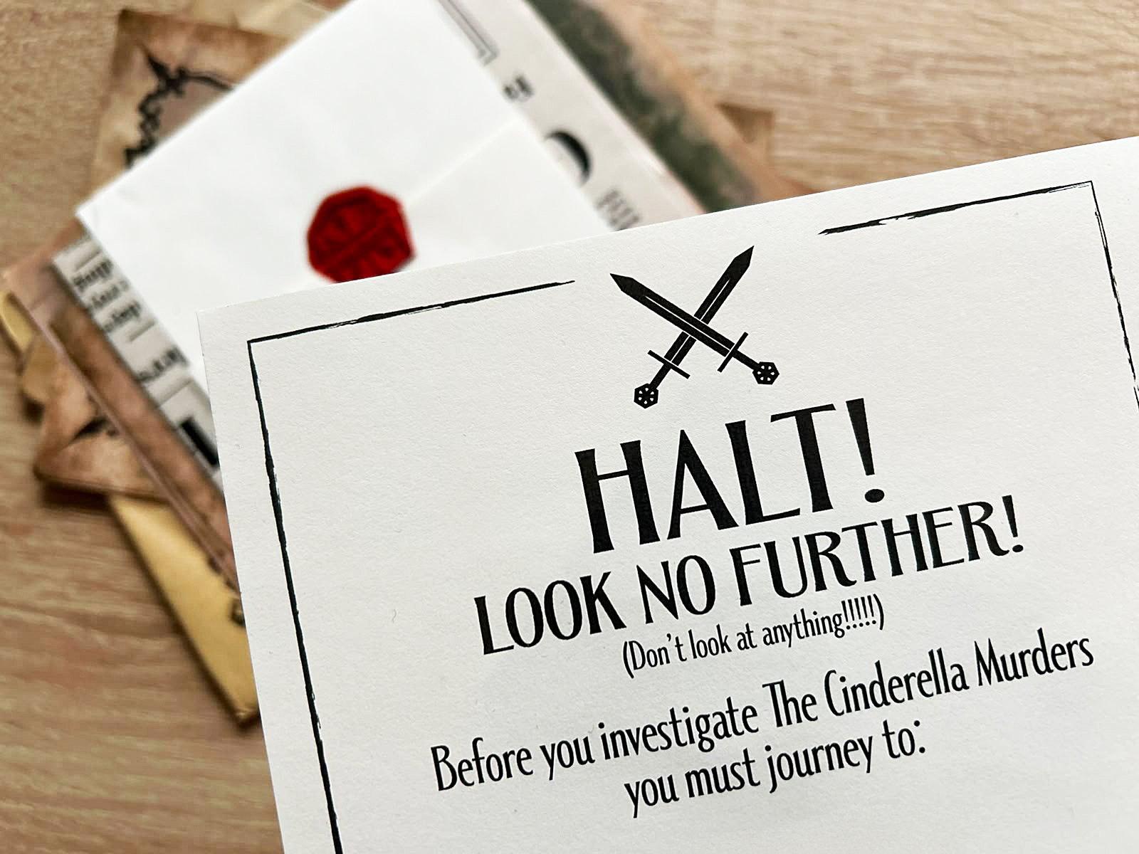 Eine Karte mit der Aufschrift „Halt! Look No Further!“ weist den Spieler bei „The Cinderella Murders“ darauf hin, dass erst die Website zum Spiel aufgesucht werden muss.