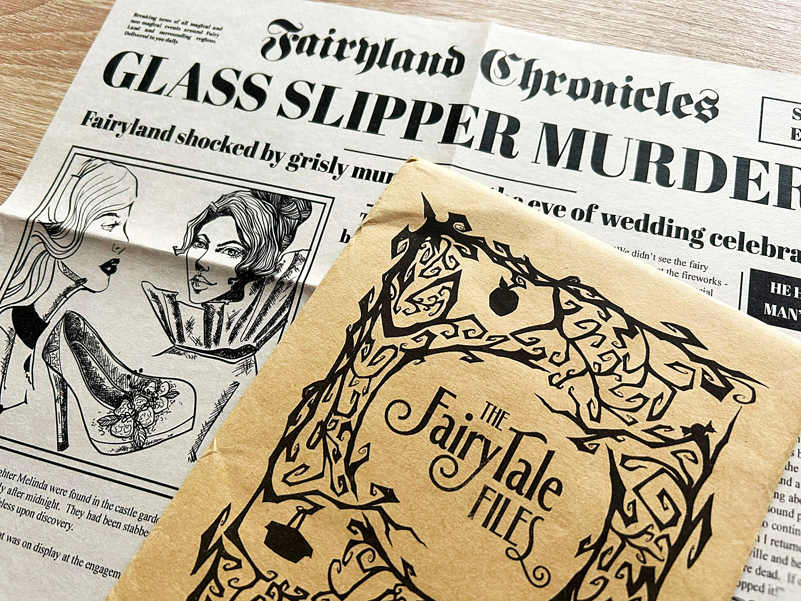 Der Spielumschlag und eine Zeitung aus dem Spiel „The Cinderella Murders“ liegen auf einem Tisch.