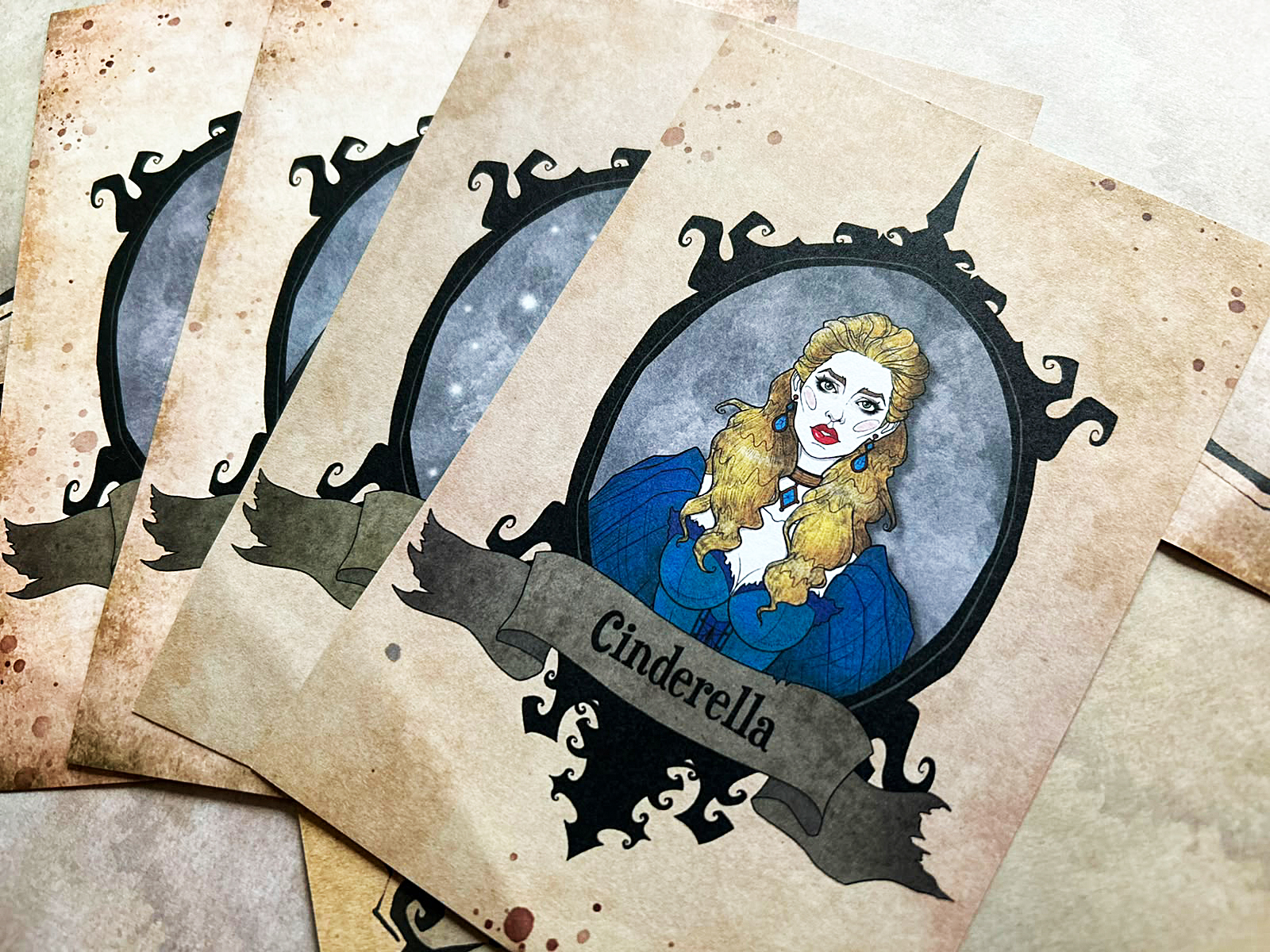 Mehrere Karten mit den Bildern der beteiligten Personen aus dem rätselspiel „The Cinderella Murders“ liegen auf einem Tisch.