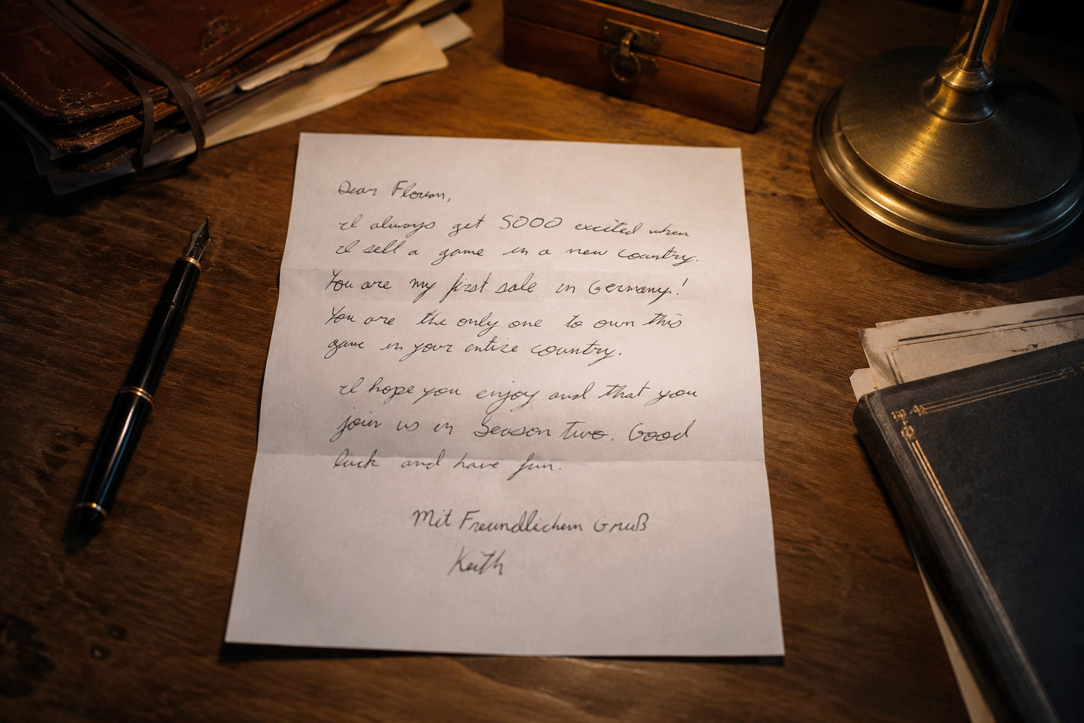 Auf einem Schreibtisch liegt ein handschriftlich geschriebener Brief eines Spieleentwicklers.
