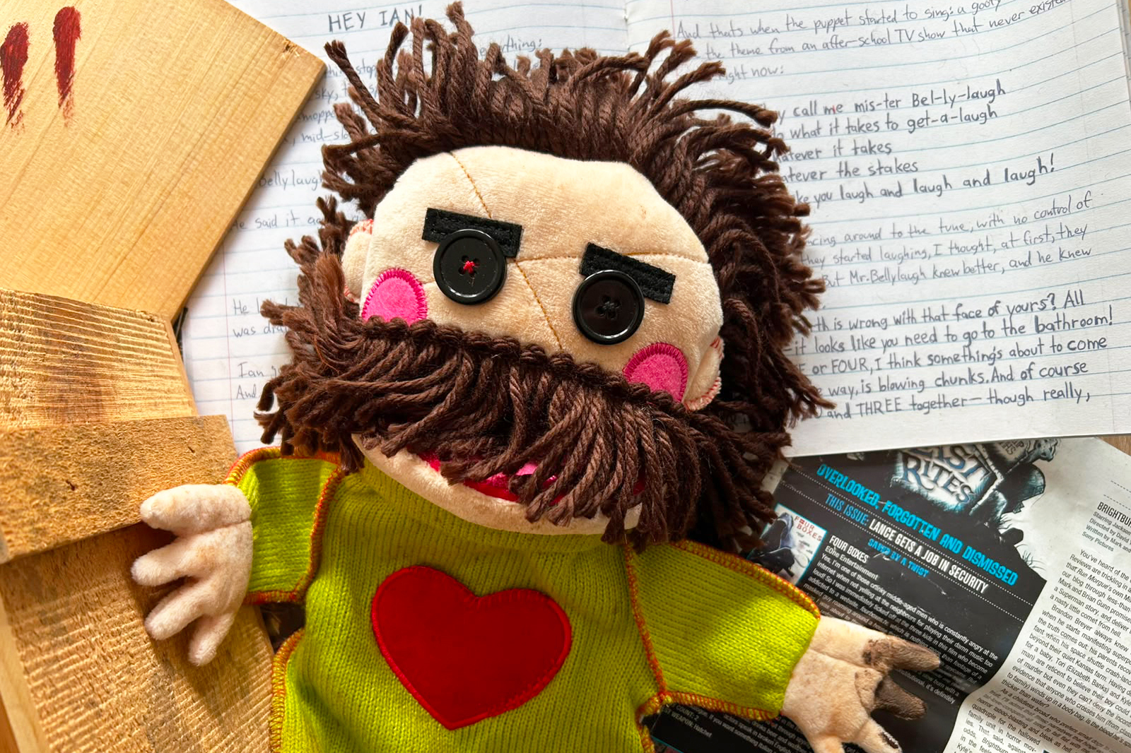 Die Requisiten des Spiels „The Buried Puppet“: Eine gruselige Handpuppe und verschiedene Unterlagen.