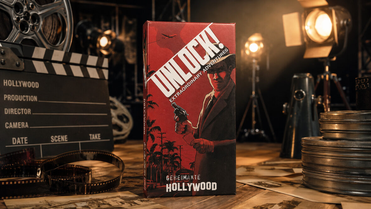 Die Schachtel des Spiels „Geheimakte Hollywood“ steht in einem Filmstudio im Hollywood der 50er-Jahre.