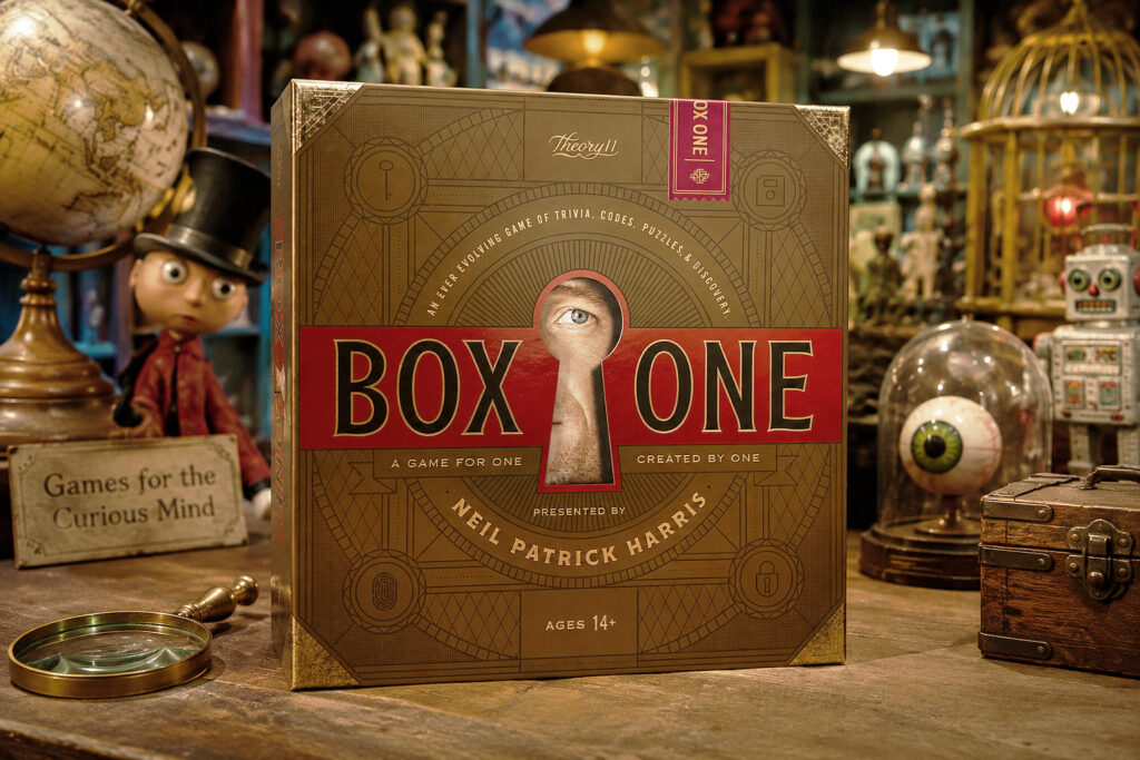 Das Spiel „Box One“ steht auf dem Tresen in einem alten und sehr merkwürdigen Spielwarenladen, umgeben von zahlreichen seltsamen Objekten.