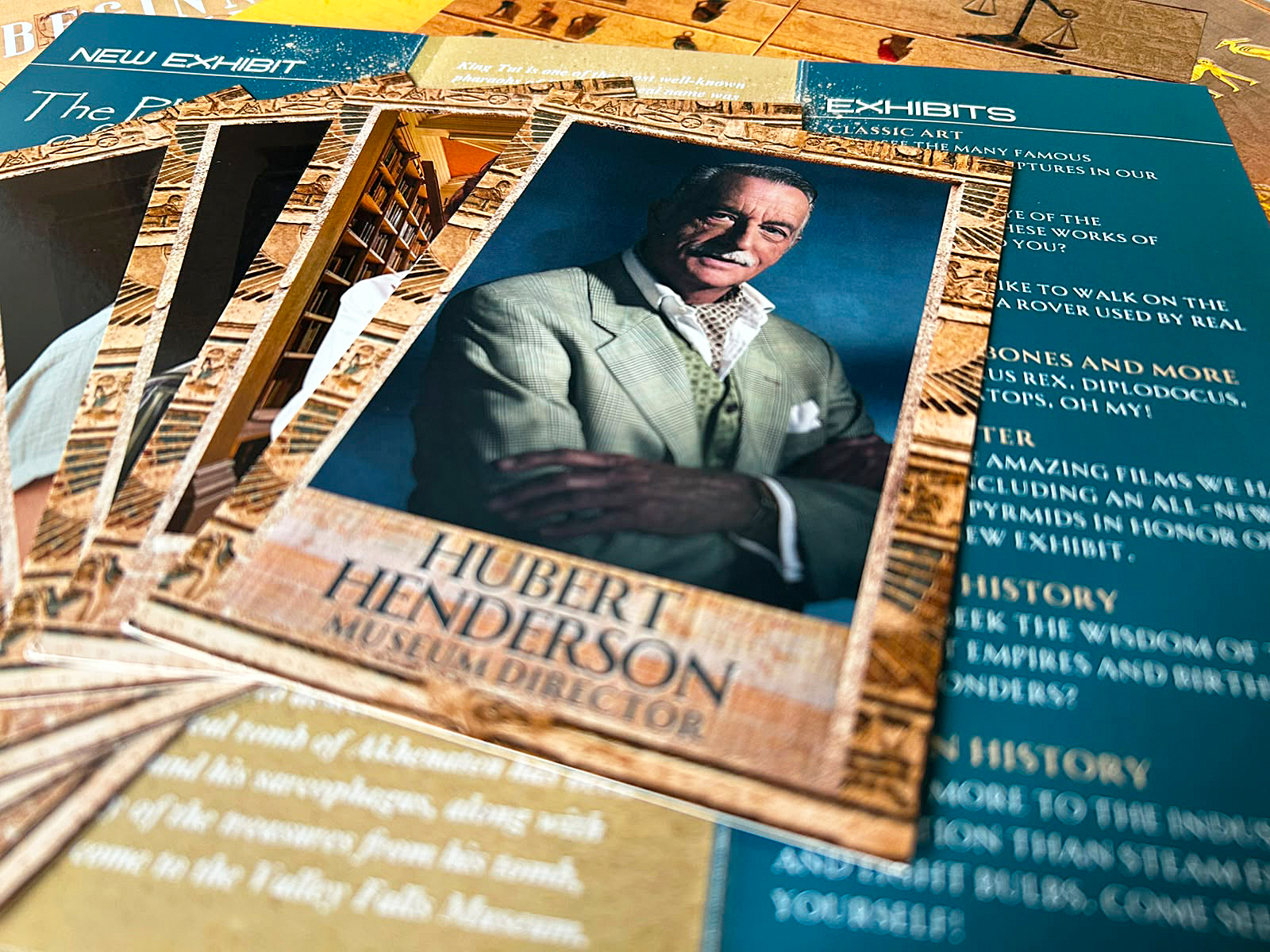 Eine Karte zeigt das Bild von Hubert Henderson, dem Direktor des Museums.