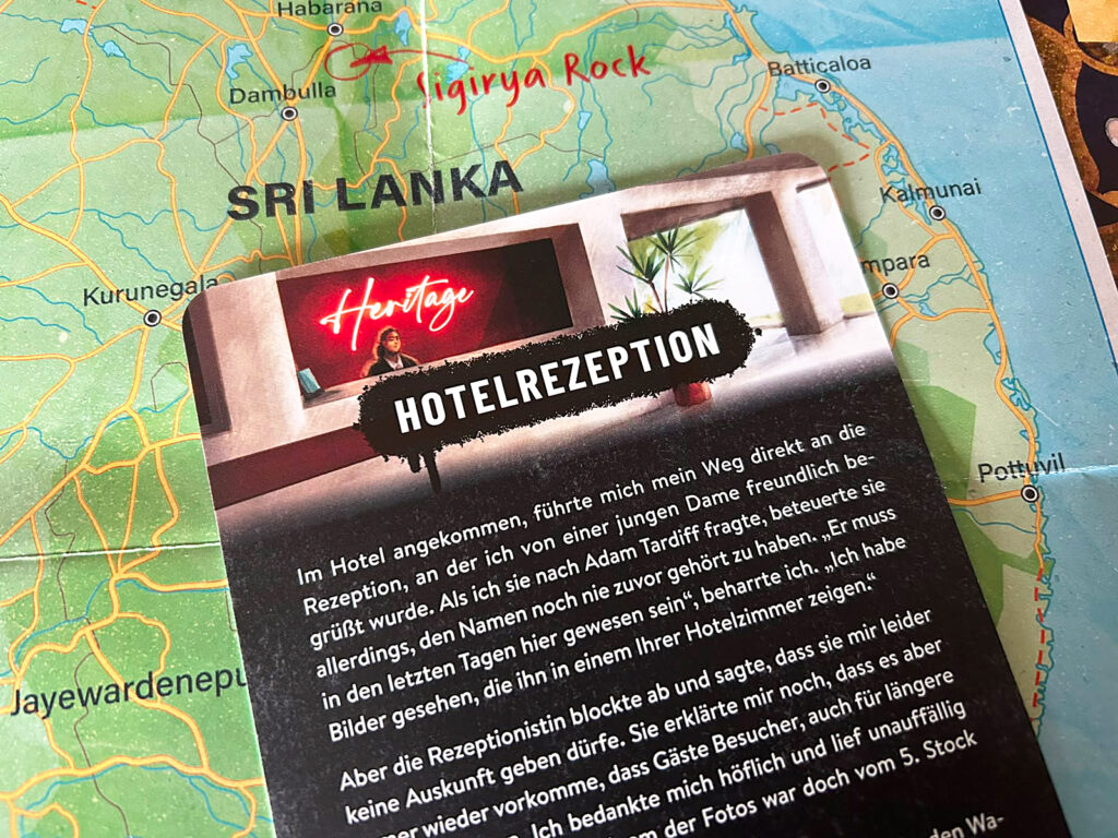 Eine der Ortskarten aus dem Spiel Endstation Sri Lanka liegt auf der ausgebreiteten Karte von Sri Lanka.