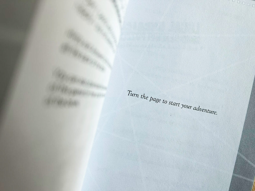 Blick auf die erste Seite des Buches „Fortune“ von Charlie Wheeler. Darauf steht: „Turn the page to start your adventure“.