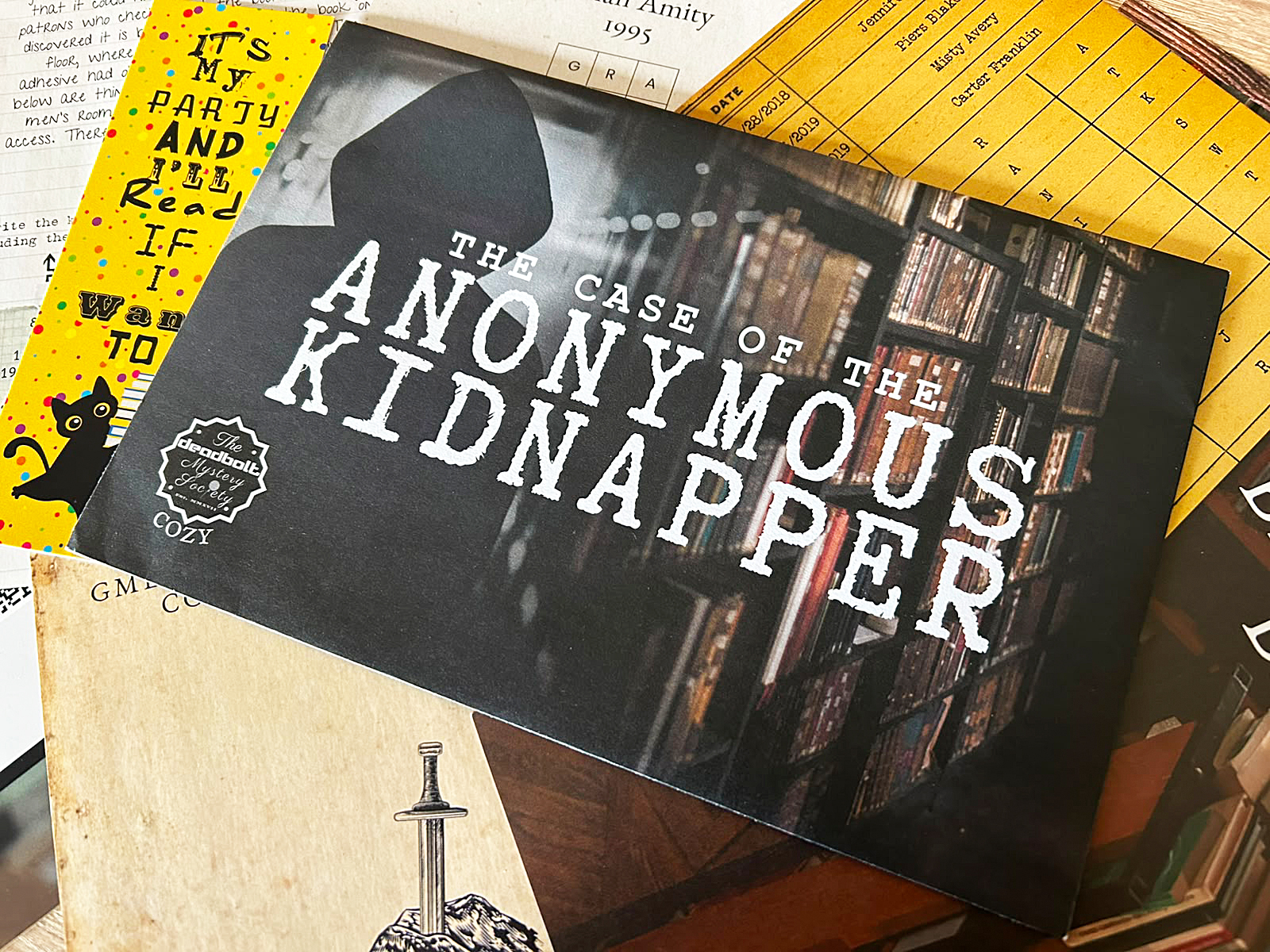 Das Spielmaterial von The Case of the Anonymous Kidnapper liegt ausgebreitet auf einem Tisch.