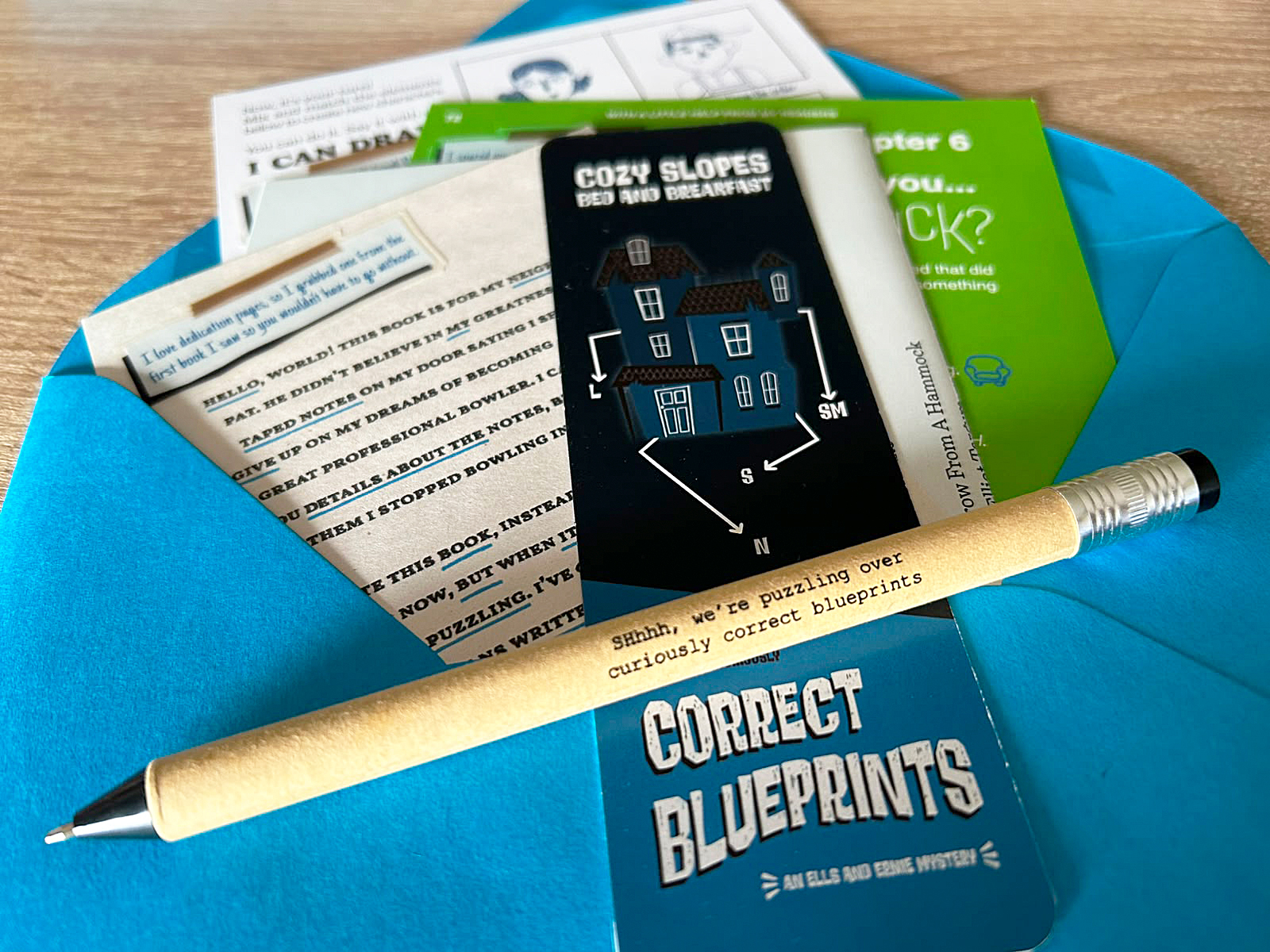 Ein Blick auf das Material im ersten Umschlag von The Case of the Curiously Correct Blueprints.