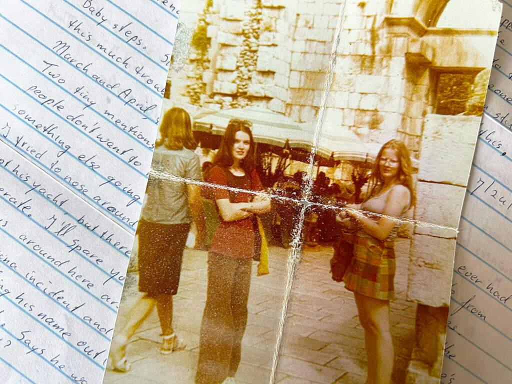 Abigail und Helena Vandermist auf einem alten Foto aus dem Spielmaterial von the Vandermist Dossier.