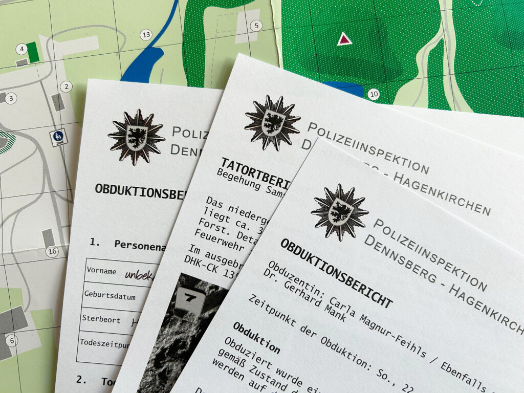 Teile des Spielmaterials von „Dark Cases: Feuerfest“: Drei Aktenblätter der Polizei Hagenkirchen und ein Stadtplan.