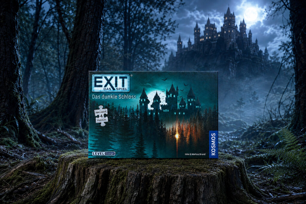 Das Spiel „Das dunkle Schloss“ aus der EXIT-Reihe steht auf einem Baumstumpf in einem dunklen Wald, im Hintergrund ist ein Schloss auf einem Hügel zu sehen.