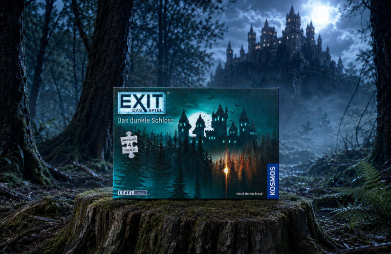 Das Spiel „Das dunkle Schloss“ aus der EXIT-Reihe steht auf einem Baumstumpf in einem dunklen Wald, im Hintergrund ist ein Schloss auf einem Hügel zu sehen.