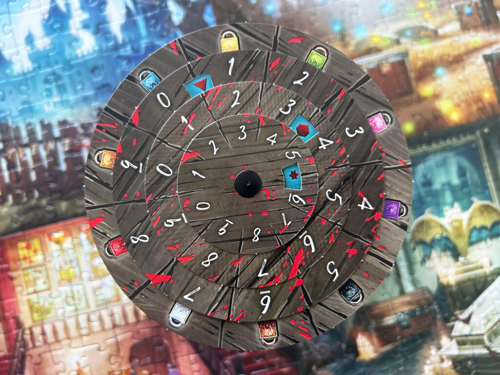 Die Code-Scheibe aus dem Spiel „Das dunkle Schloss“ von EXIT liegt auf einem Tisch, im Hintergrund sind die zusammengesetzten Puzzles zu sehen.