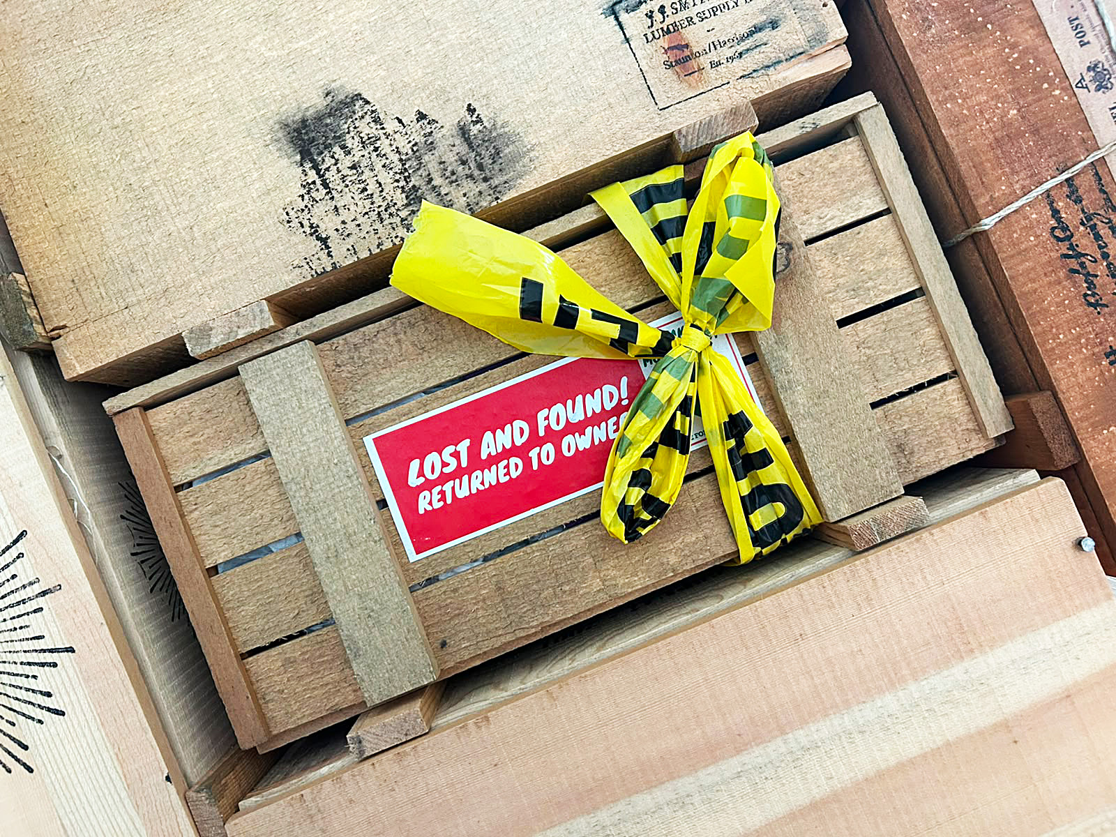 Mehrere Holzkisten der Mysterious Package Company stehen auf einem Tisch.
