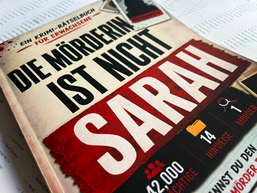 Das Buch „Die Mörderin ist nicht Sarah“ liegt auf einem Tisch, das Cover ist zu sehen.