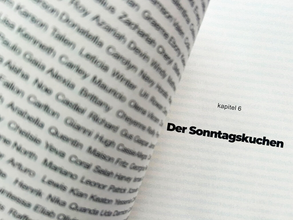 Das Buch „Die Mörderin ist nicht Sarah“ liegt auf einem Schreibtisch.