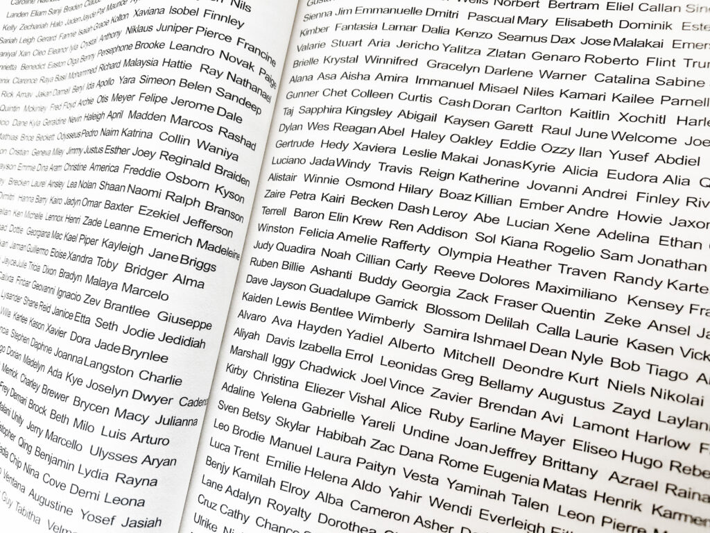 Das Buch „Die Mörderin ist nicht Sarah“ liegt aufgeschlagen auf dem Tisch.