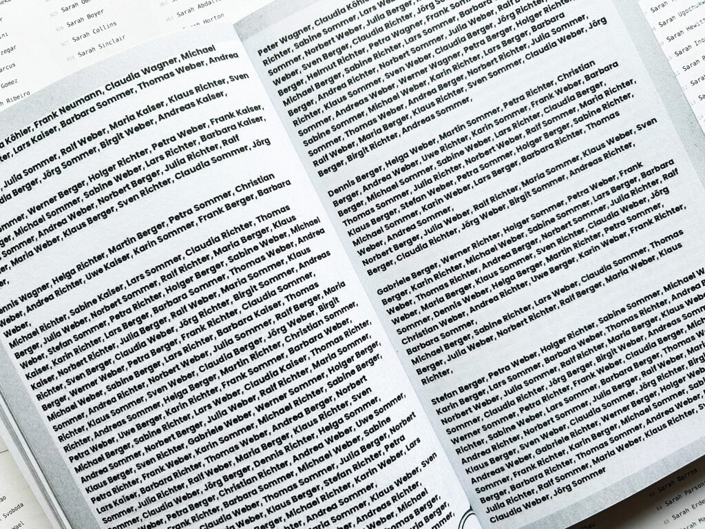 Das aufgeschlagene Buch „Tochter Anna ist nicht die Mörderin“ liegt auf einem Schreibtisch.