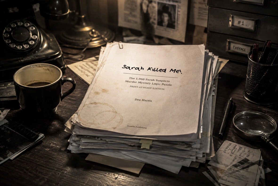 Das Bild zeigt einen Stapel Papier auf einem Detektiv-Schreibtisch, obenauf liegt das Deckblatt des Spiels „Sarah Killed Me!“.