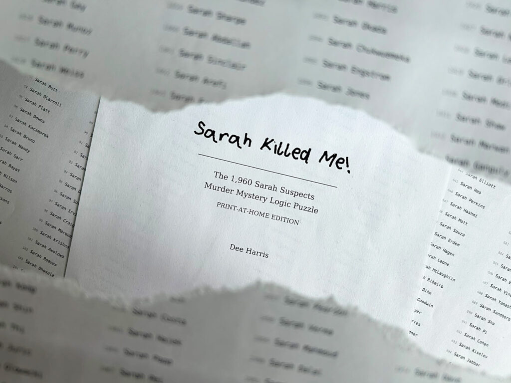 Das Spielmaterial von „Sarah Killed Me!“ liegt ausgedruckt auf einem Tisch.