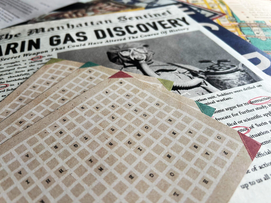 Verschiedene Dokumente aus dem Spielmaterial des Spiels „The Fifth Column“ liegen auf einem Tisch.
