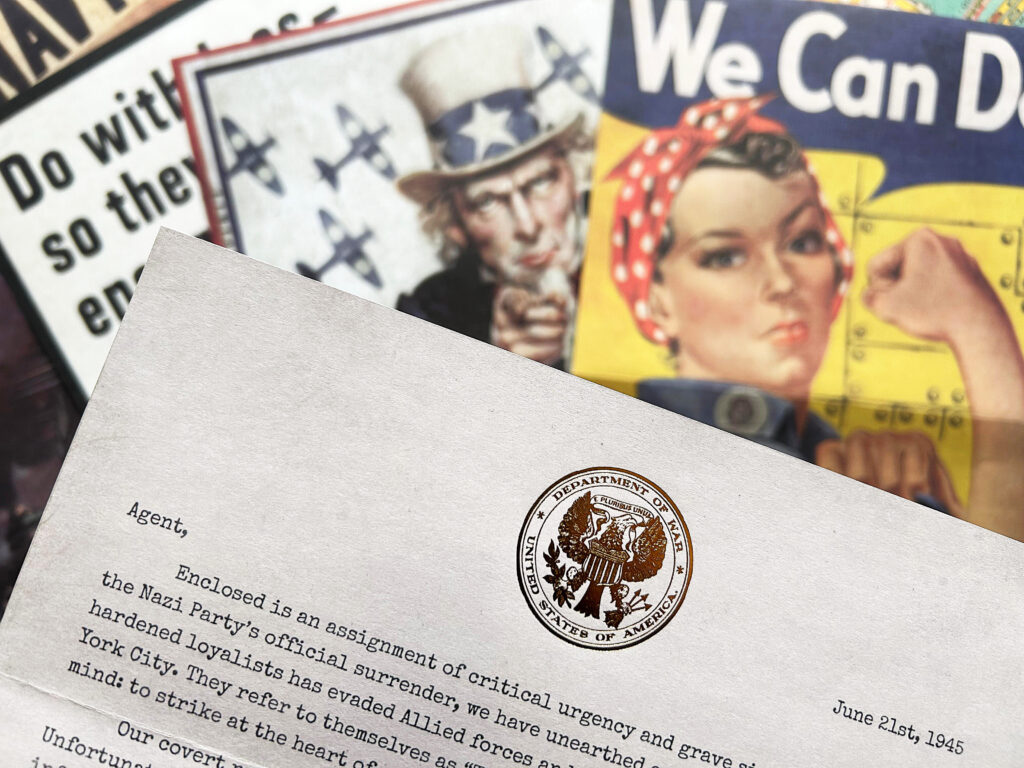 Das Eröffnungsschreiben aus dem Spiel „The Fifth Column“ liegt auf einem Tisch mit anderem Material aus dem Spiel.