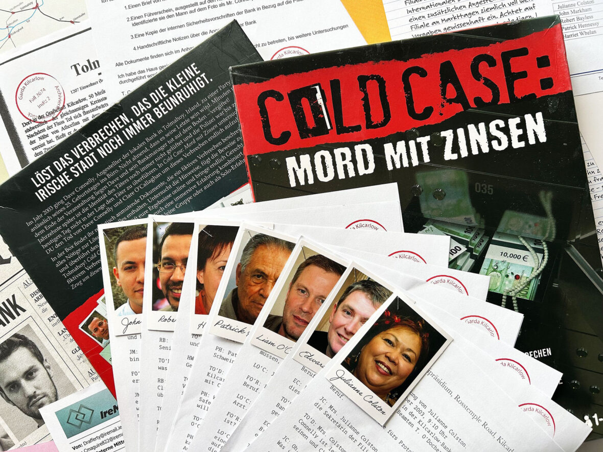 Mehrere Vernehmungsprotokolle aus dem Spiel „Mord mit Zinsen“ liegen auf einem Tisch.