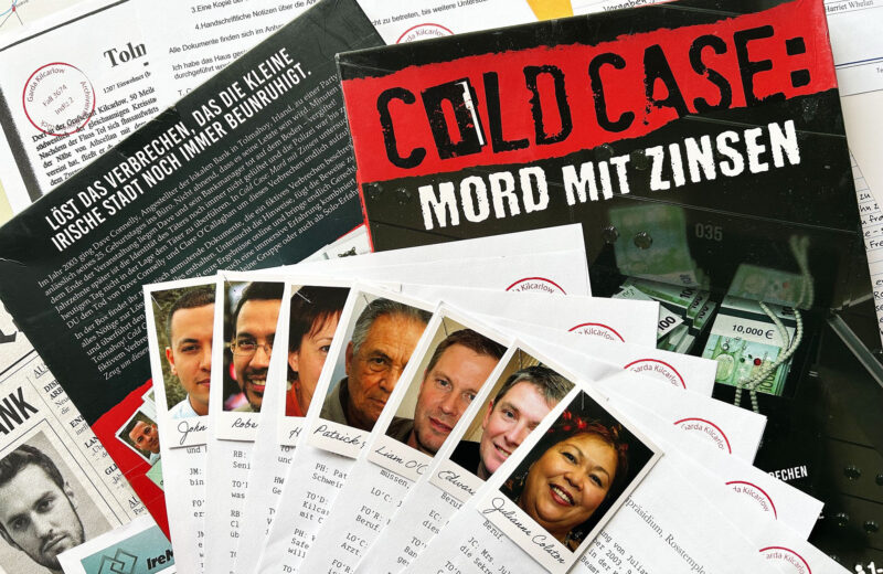 Mehrere Vernehmungsprotokolle aus dem Spiel „Mord mit Zinsen“ liegen auf einem Tisch.