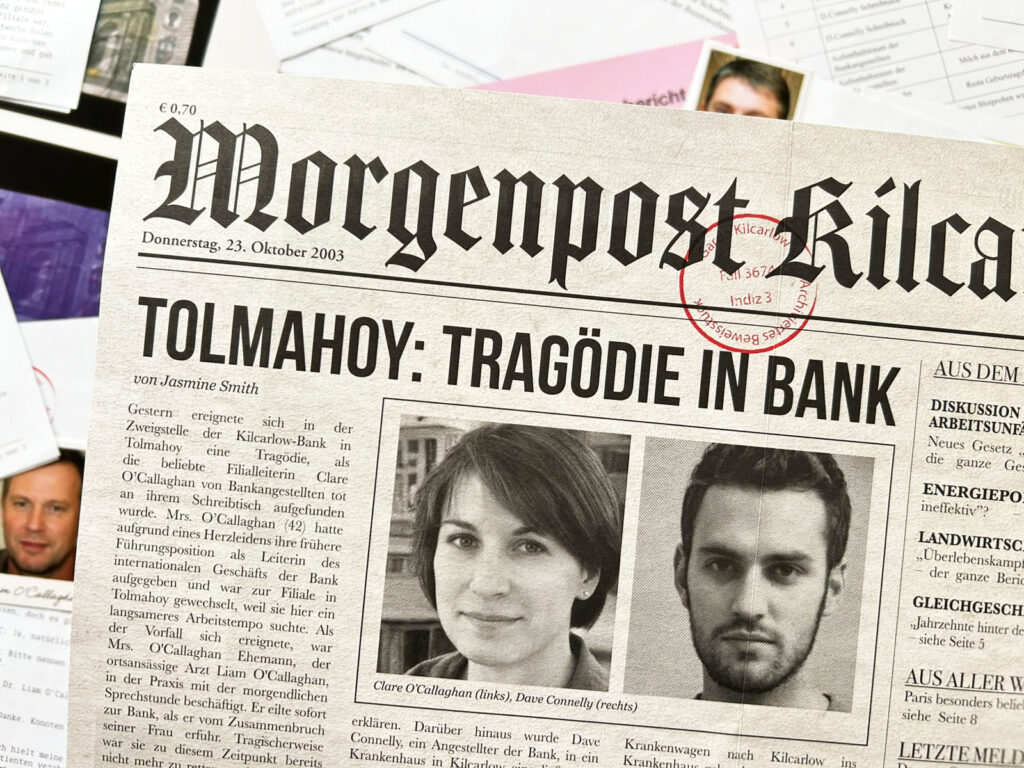 Eine Zeitung aus dem Spiel „Mord mit Zinsen“ liegt zusammen mit anderem Spielmaterial auf einem Tisch.