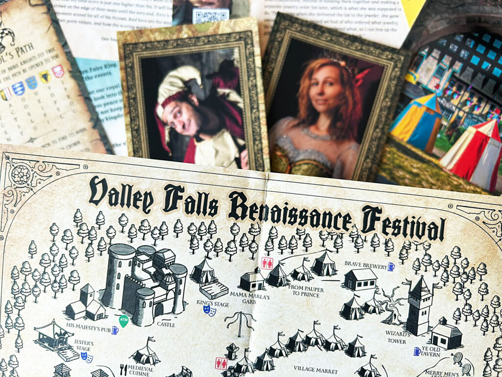 Ein Plan des Mittelaltermarktes aus dem Spiel „Death of a Fool“ liegt auf dem Tisch.