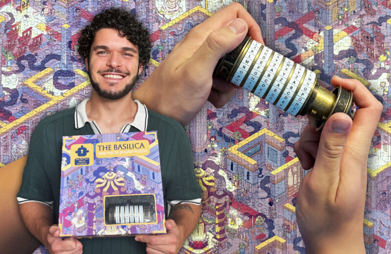 Die Collage zeigt Entwickler Ricardo Leidenz, der sein Puzzle in den Händen hält, daneben sind das eigentliche Puzzle und zwei Hände mit einem Kryptex zu sehen.