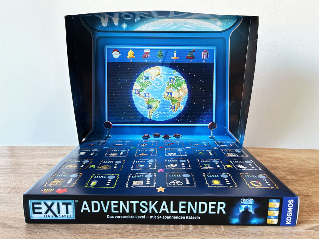 Der Adventskalender „Das versteckte Level“ von Kosmos steht aufgebaut auf einem Tisch.