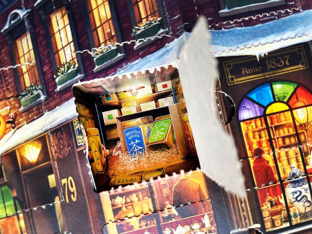Blick in ein Türchen des Adventskalenders „Der kleine Teeladen“ von Ravensburger.