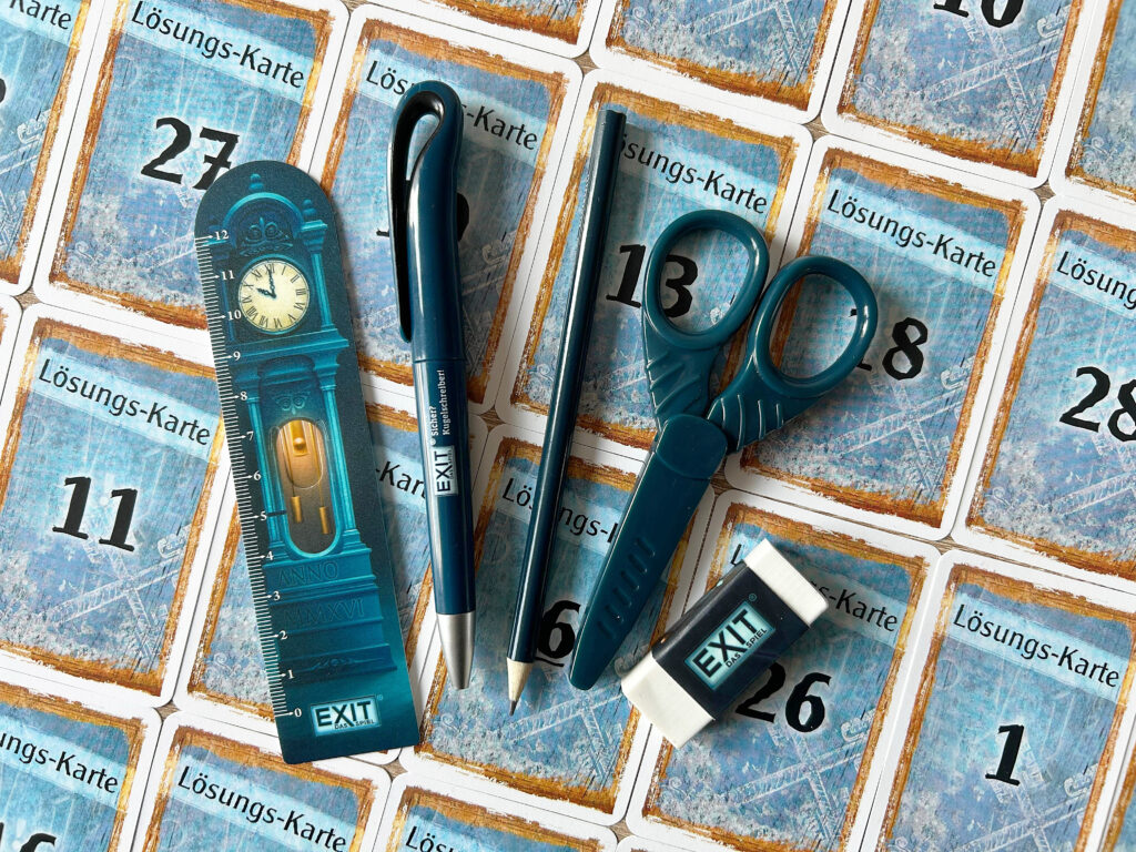 Gegenstände aus dem Spiel „Der perfekte Einbruch“ von EXIT: Ein Lineal, eine Schere, ein Kugelschreiber, ein Bleistift und ein Radiergummi.