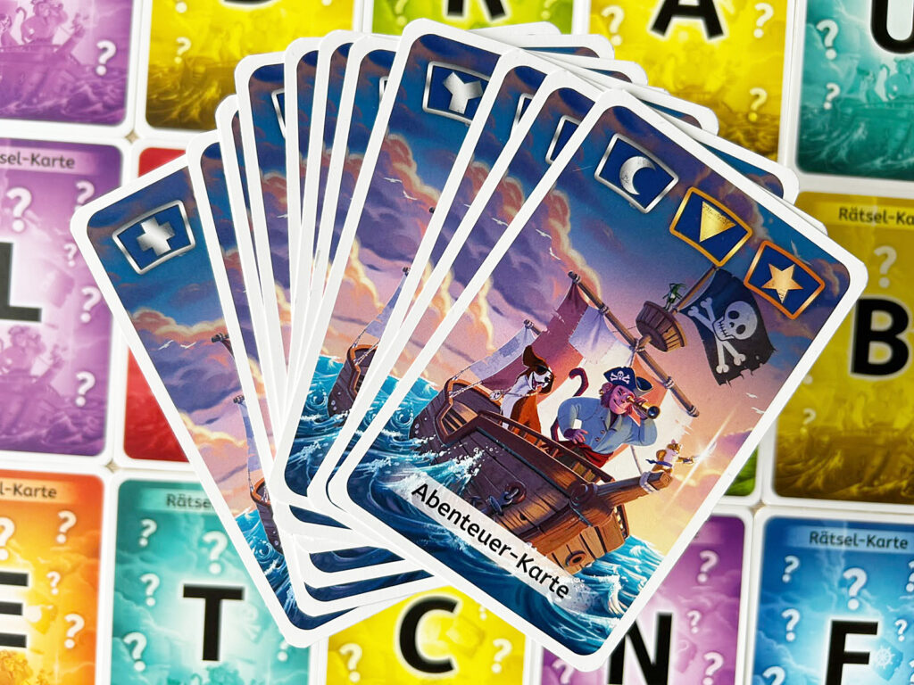 Die Abenteuerkarten aus dem Spiel „Der verlorene Piratenschatz“ liegen auf einem Tisch.