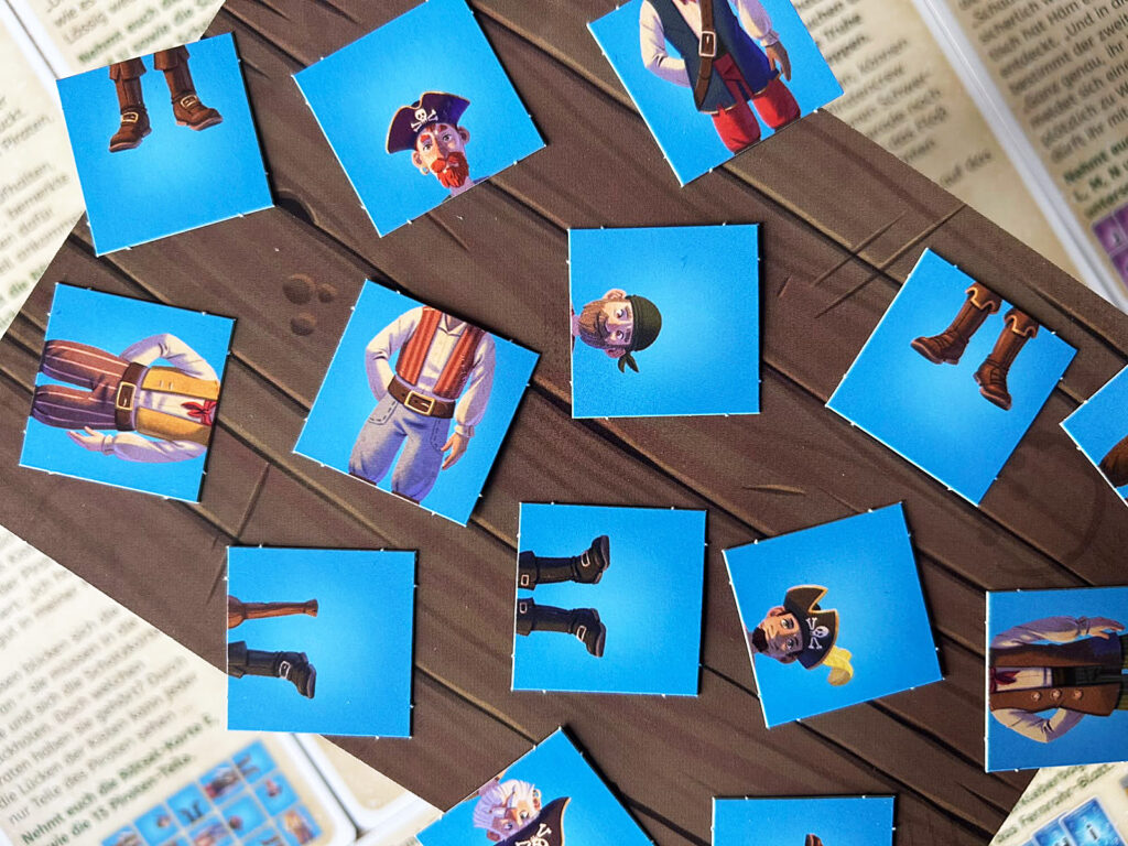 Mehrere Puzzleteile aus dem Spiel „Der verlorene Piratenschatz“ aus der EXIT-Reihe von Kosmos liegen auf einem Tisch.