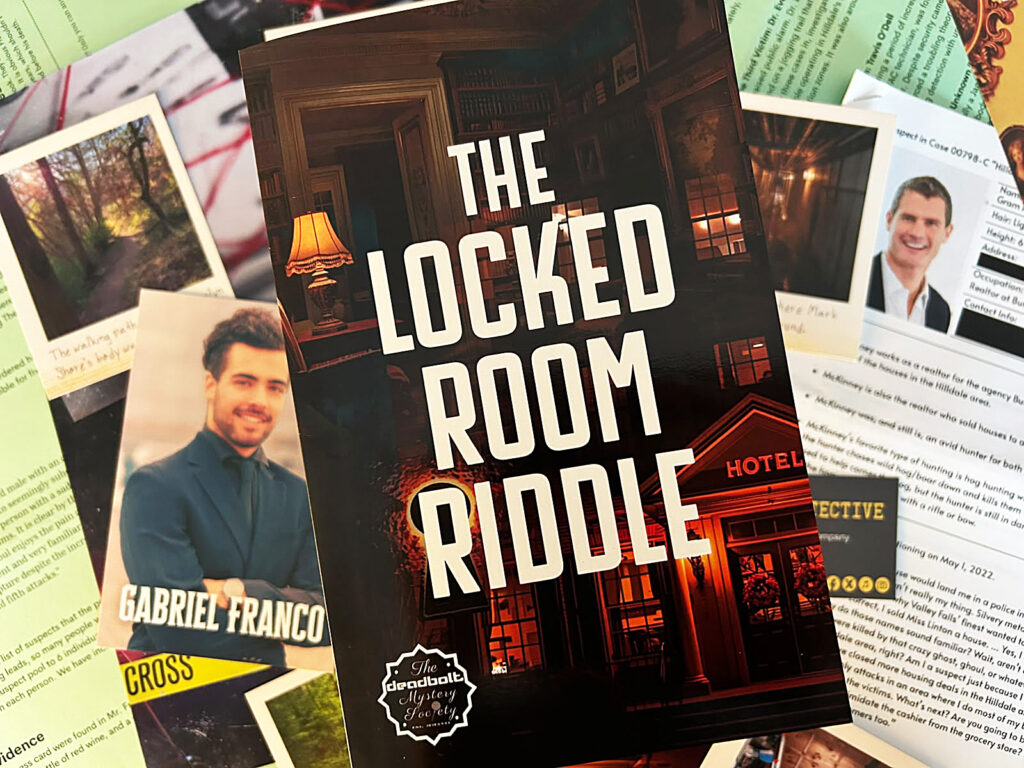 Das Spielmaterial von „The Locked Room Riddle“liegt auf einem Tisch.