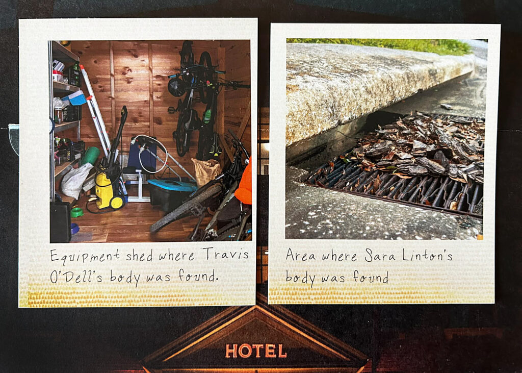 Zwei Polaroidfotos aus dem Spiel „The Locked Room Riddle“ liegen auf einem Tisch, das linke ist etwas schief gedruckt.