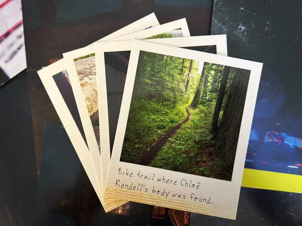 Mehrere Polaroid-Fotos aus dem Spiel „The Locked Room Riddle“ liegen auf einem Tisch.