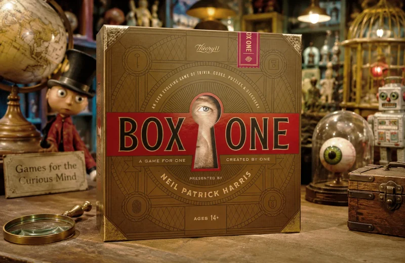 „Box One“ von Theory11 und Neil Patrick Harris steht auf dem Tresen eines skurrilen Spielwarenladens.