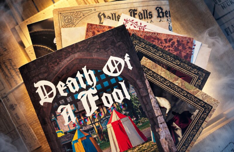 Das Spiel „Death of a Fool“ von der Deadbolt Mystery Society liegt auf mehreren Holzkisten.