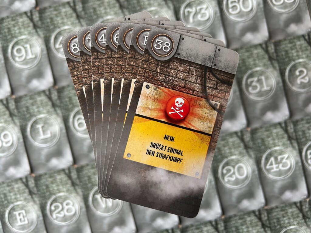 Mehrere Fehlerkarten aus dem Spiel „Die Formel“ von „Unlock!“ liegen auf dem Tisch.
