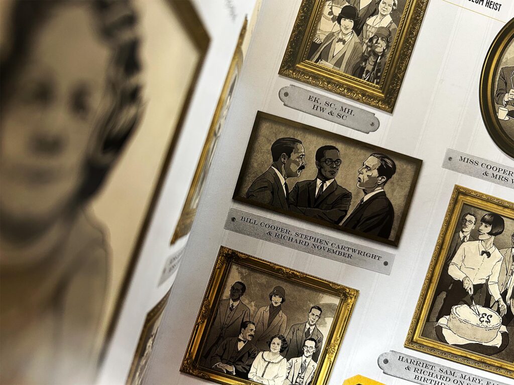 Im aufgeklappten Buch „The Museum Heist“ ist eine Wand mit Fotos der Mitarbeiter des Museums zu sehen.