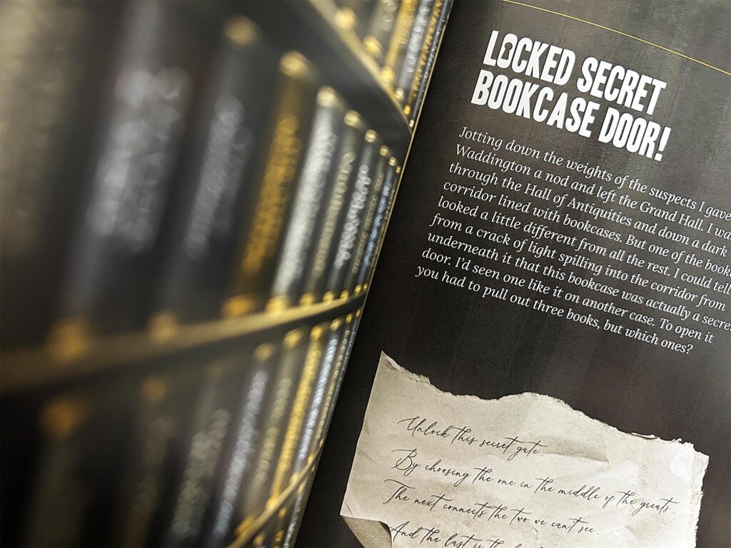 Im aufgeklappten Buch „The Museum Heist“ ist ein Bücherregal mit Anweisungen für ein Rätsel zu sehen.